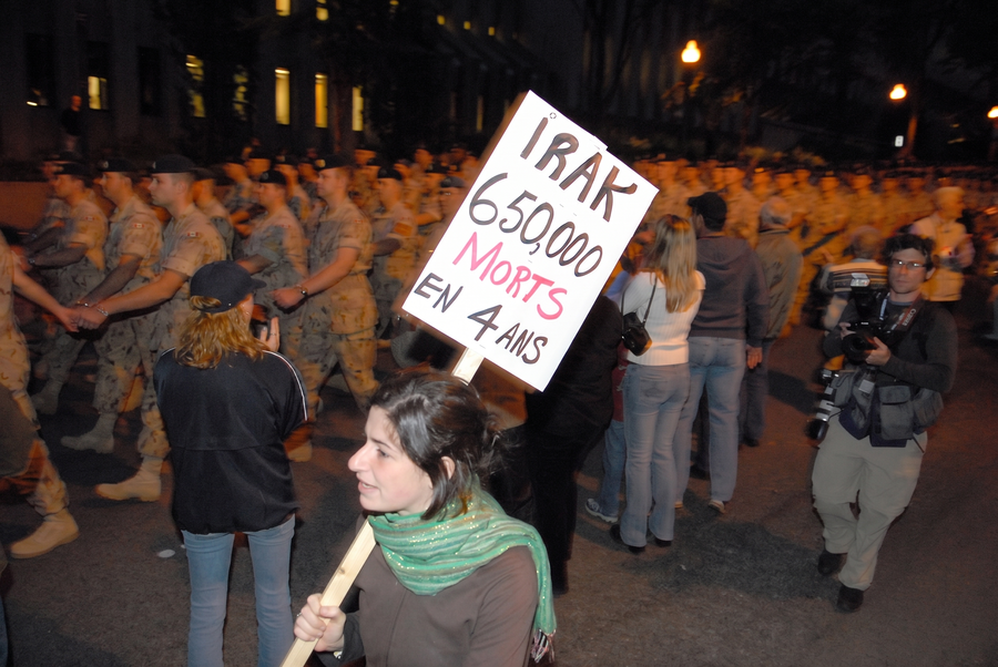 (2007-2008) Un groupe bloque le cirque militaire qui parade dans les rues de Québec